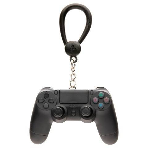 日本 Village Vanguard 将与 PlayStation 联动推出一组 PlayStation 主题挂件盲袋，种类包含从初代PS到PS4主机及手柄（共九种），售价1100日元/包（含税），一箱售价26400日元/24包（含税），预计3月下旬至4月上旬发售