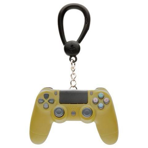 日本 Village Vanguard 将与 PlayStation 联动推出一组 PlayStation 主题挂件盲袋，种类包含从初代PS到PS4主机及手柄（共九种），售价1100日元/包（含税），一箱售价26400日元/24包（含税），预计3月下旬至4月上旬发售