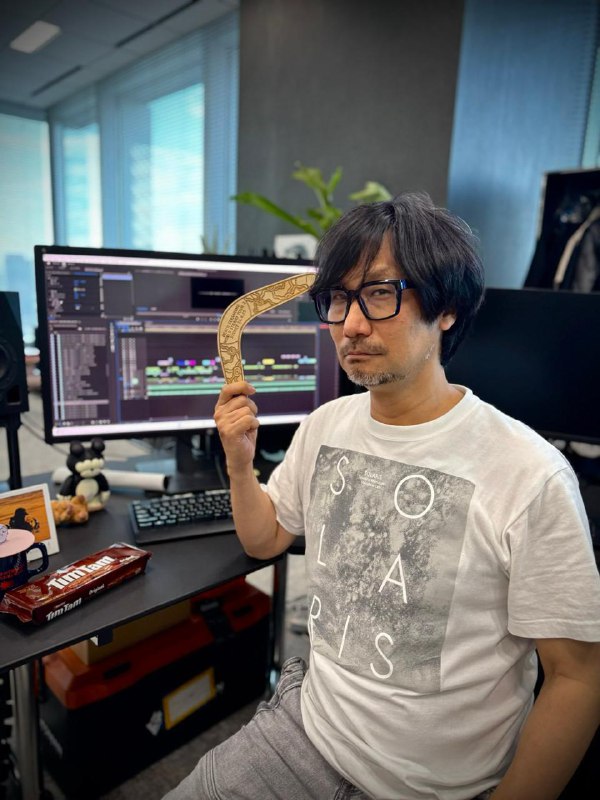 为《死亡搁浅2》创作配乐的艺术家Woodkid近日在接受采访时透露，小岛秀夫曾因玩家测试反馈太过正面，对《死亡搁浅2》的剧本和游戏中一些关键事件的发生方式进行了修改