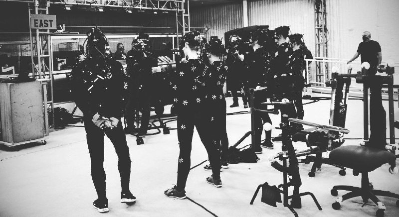 小岛秀夫分享了一些《死亡搁浅2》的工作花絮照，其中也拍摄了参与游戏演出的演员艾丽·范宁和忽那汐里