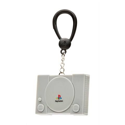 日本 Village Vanguard 将与 PlayStation 联动推出一组 PlayStation 主题挂件盲袋，种类包含从初代PS到PS4主机及手柄（共九种），售价1100日元/包（含税），一箱售价26400日元/24包（含税），预计3月下旬至4月上旬发售