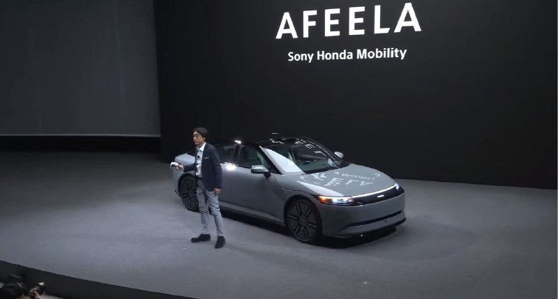 索尼 x 本田联手打造的电动车「AFEELA」再度现身 CES 2024 索尼发布会，用 PS5 手柄就能操控的电动车
