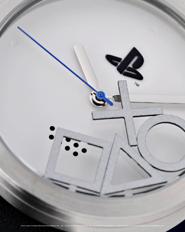 Anicorn × PlayStation 联名手表于今日开售，共推出两款设计：其中一款是以初代PlayStation为设计灵感的限定版机械表，售价780美元；另一款则是表盘上刻有PlayStation标志性符号，售价250美元