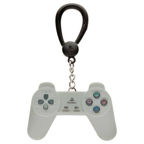 日本 Village Vanguard 将与 PlayStation 联动推出一组 PlayStation 主题挂件盲袋，种类包含从初代PS到PS4主机及手柄（共九种），售价1100日元/包（含税），一箱售价26400日元/24包（含税），预计3月下旬至4月上旬发售