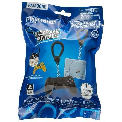 日本 Village Vanguard 将与 PlayStation 联动推出一组 PlayStation 主题挂件盲袋，种类包含从初代PS到PS4主机及手柄（共九种），售价1100日元/包（含税），一箱售价26400日元/24包（含税），预计3月下旬至4月上旬发售
