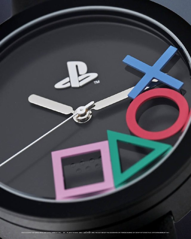 Anicorn × PlayStation 联名手表于今日开售，共推出两款设计：其中一款是以初代PlayStation为设计灵感的限定版机械表，售价780美元；另一款则是表盘上刻有PlayStation标志性符号，售价250美元
