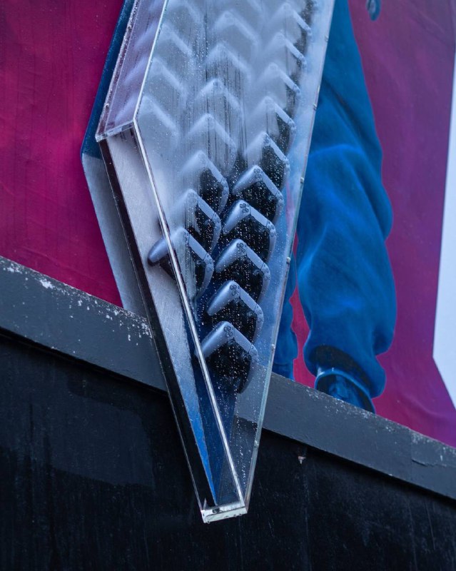 《最终幻想 7 重生》在英国伯明翰街头投放的巨型广告，克劳德标志性的破坏剑由 DualSense 无线手柄组成，在UK的阴雨天气下更加符合游戏的气质了