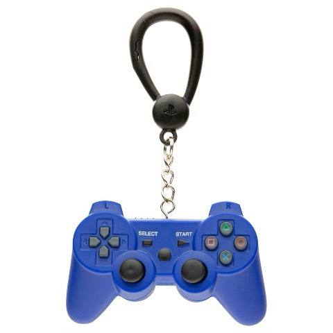 日本 Village Vanguard 将与 PlayStation 联动推出一组 PlayStation 主题挂件盲袋，种类包含从初代PS到PS4主机及手柄（共九种），售价1100日元/包（含税），一箱售价26400日元/24包（含税），预计3月下旬至4月上旬发售