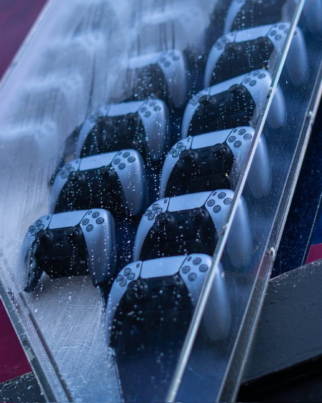 《最终幻想 7 重生》在英国伯明翰街头投放的巨型广告，克劳德标志性的破坏剑由 DualSense 无线手柄组成，在UK的阴雨天气下更加符合游戏的气质了