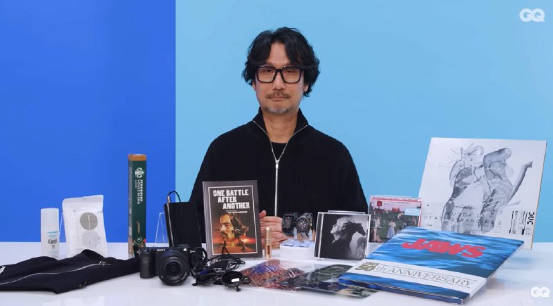 小岛秀夫日常生活中的十个必需品：·相机·随身听和耳机（早知道，还是原道）·黑胶唱片和CD·手表·咖啡（每天会喝7杯）·棉签（出差必带）·香水·艺术画集和电影宣传册·眼镜和墨镜·颈套