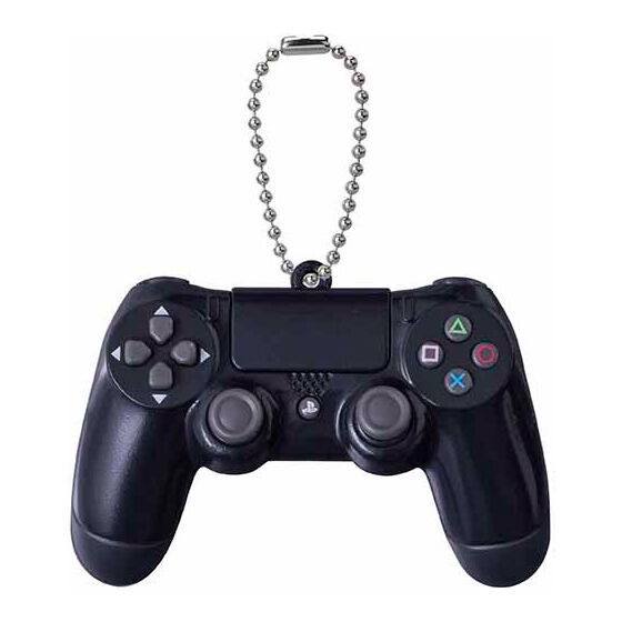 万代预计于今年6月推出PlayStation历代手柄挂件扭蛋，单抽售价500日元（约合人民币25元），按下中间的手柄按钮还会播放启动音效