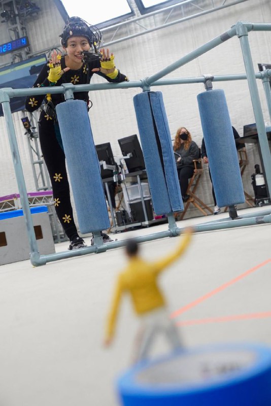 小岛秀夫分享了一些《死亡搁浅2》的工作花絮照，其中也拍摄了参与游戏演出的演员艾丽·范宁和忽那汐里