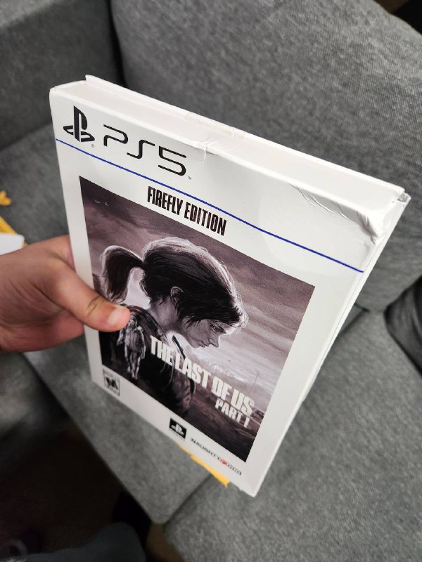 索尼在美国PS官网弄了一个官价100美元的最后生还者 第一部 的火萤限定版，包含铁盒那种