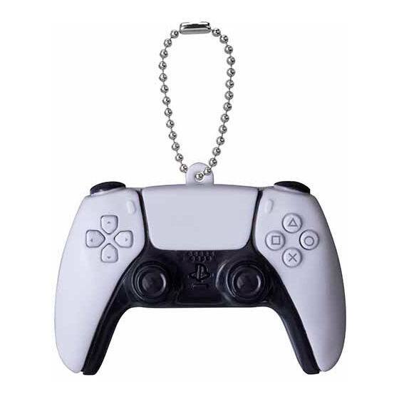 万代预计于今年6月推出PlayStation历代手柄挂件扭蛋，单抽售价500日元（约合人民币25元），按下中间的手柄按钮还会播放启动音效