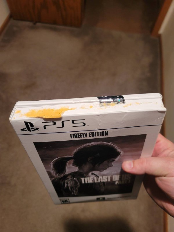 索尼在美国PS官网弄了一个官价100美元的最后生还者 第一部 的火萤限定版，包含铁盒那种