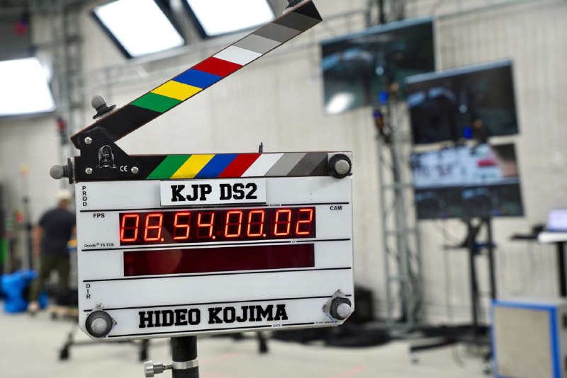 小岛秀夫分享了一些《死亡搁浅2》的工作花絮照，其中也拍摄了参与游戏演出的演员艾丽·范宁和忽那汐里