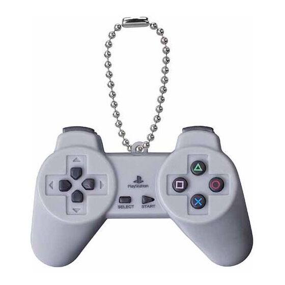 万代预计于今年6月推出PlayStation历代手柄挂件扭蛋，单抽售价500日元（约合人民币25元），按下中间的手柄按钮还会播放启动音效