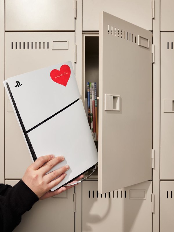 3月14日是白色情人节，索尼官推今年发布的情人节贺图中将PS5作为礼物放入储物柜的人，在今天收到了两台PS5作为回礼