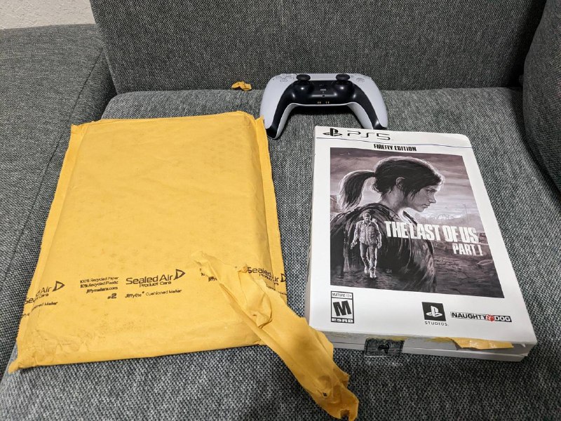 索尼在美国PS官网弄了一个官价100美元的最后生还者 第一部 的火萤限定版，包含铁盒那种