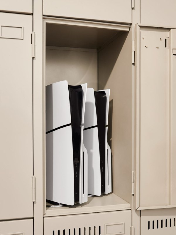 3月14日是白色情人节，索尼官推今年发布的情人节贺图中将PS5作为礼物放入储物柜的人，在今天收到了两台PS5作为回礼